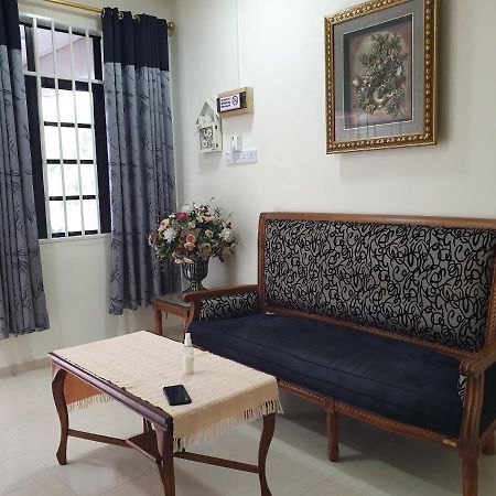 Auni & Auji Homestay Kemaman Chukai Exterior photo