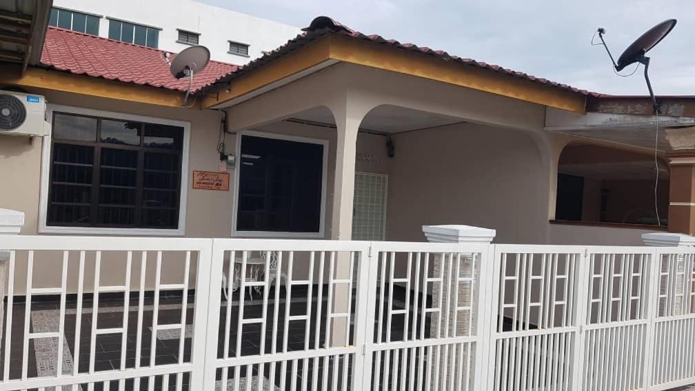 Auni & Auji Homestay Kemaman Chukai Exterior photo