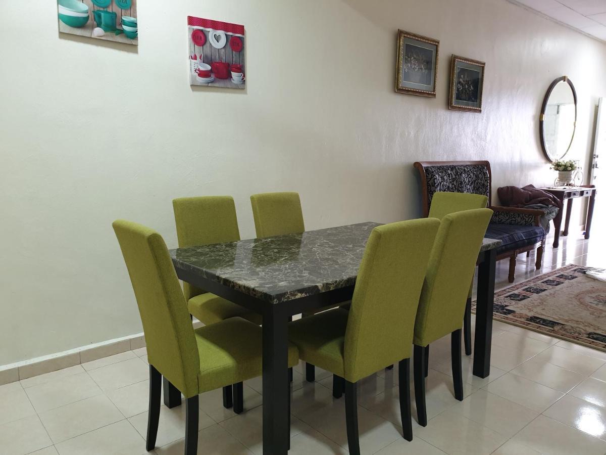 Auni & Auji Homestay Kemaman Chukai Exterior photo