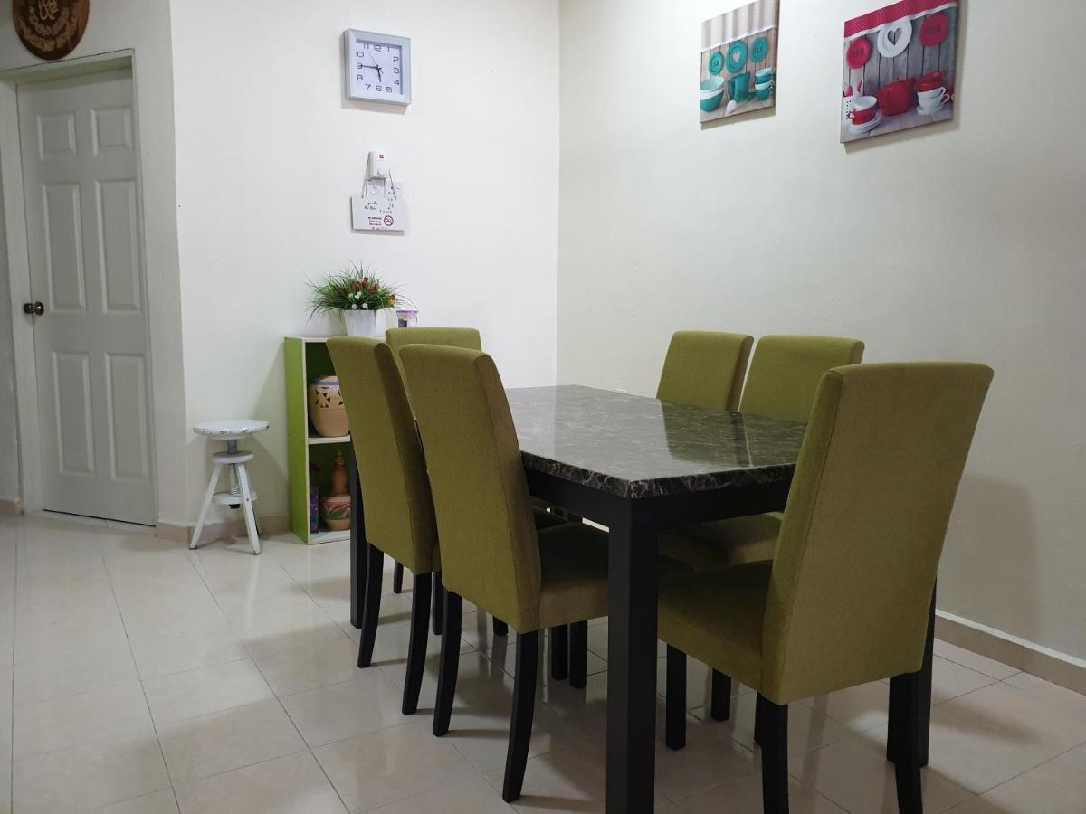 Auni & Auji Homestay Kemaman Chukai Exterior photo