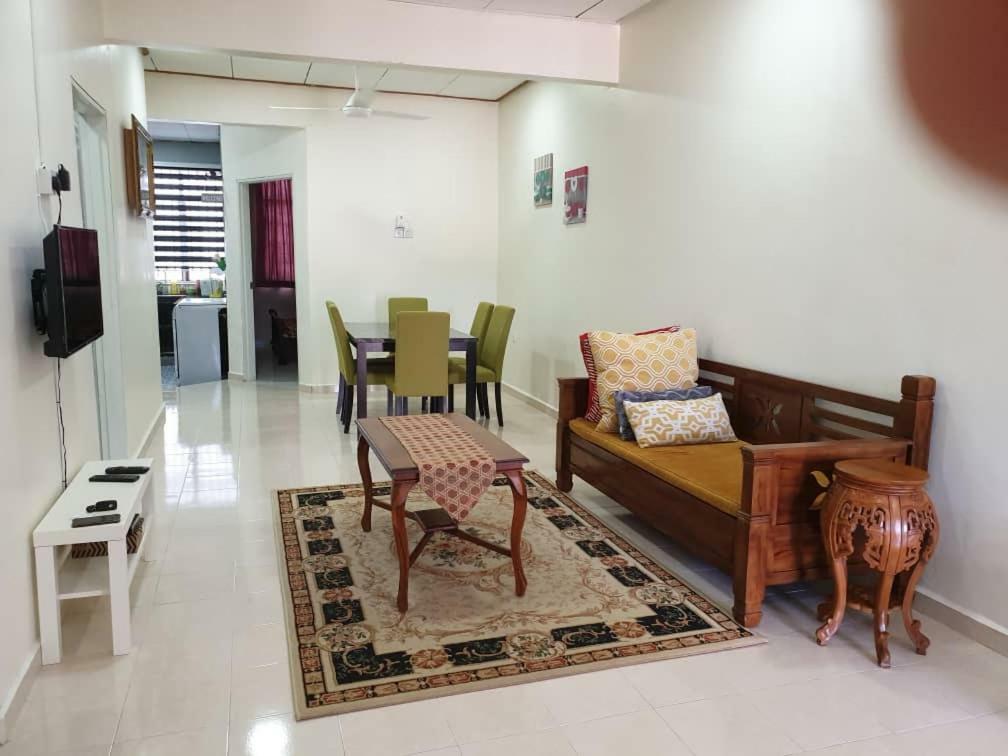 Auni & Auji Homestay Kemaman Chukai Exterior photo