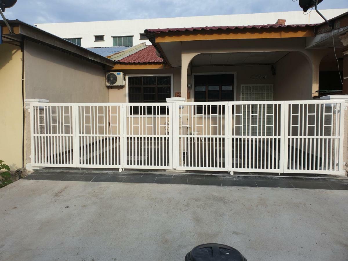 Auni & Auji Homestay Kemaman Chukai Exterior photo